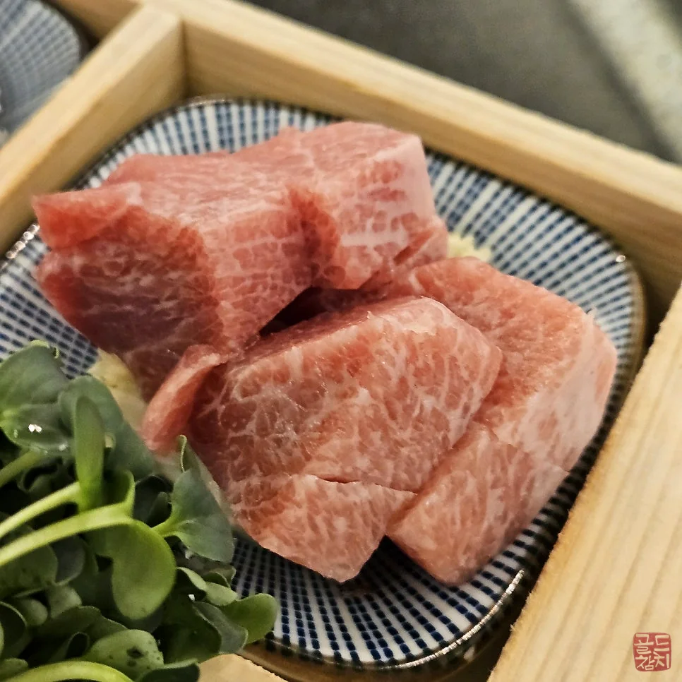 골드참치 참치초밥과 참치회 세트 메뉴