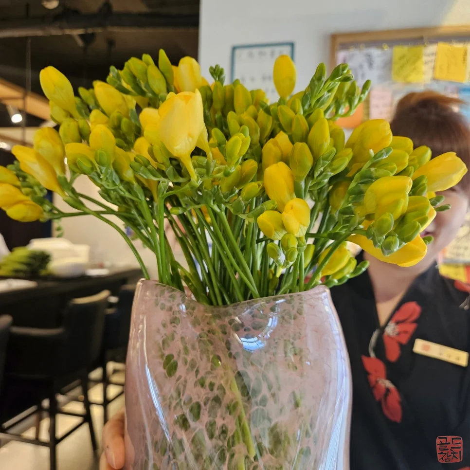 Bangyi Sinsa Gold Tuna branches, customer freesia spring flower gift