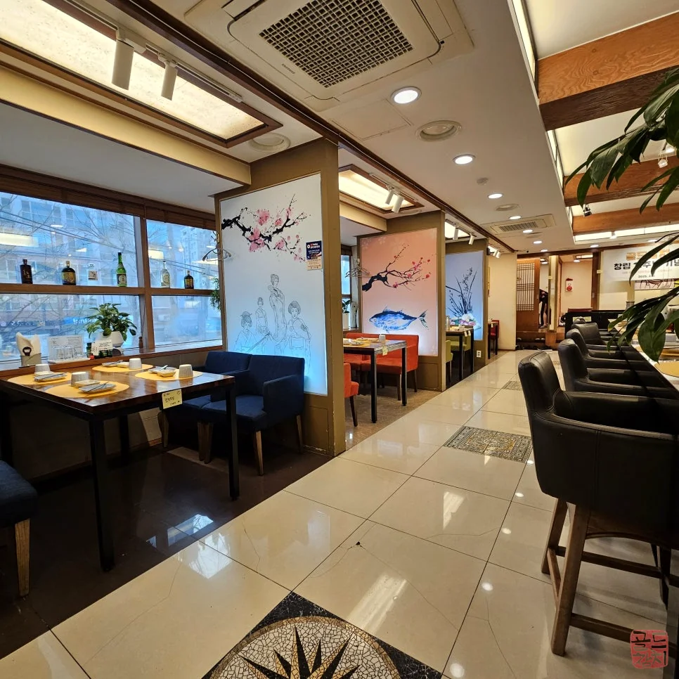 Gold Tuna restaurant cleanliness, neat ambiance, welcoming customers