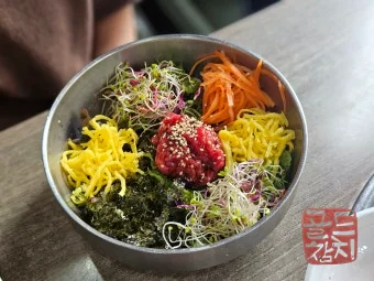 강남 골드참치 매장 내부 아늑한 분위기