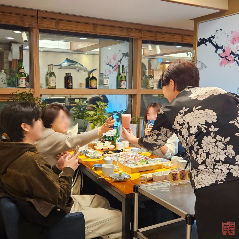 잠실 골드참치 참치회와 곁들임 반찬