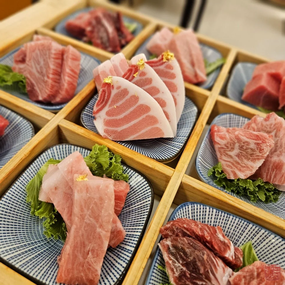 Gold Tuna brand logo, slogan, premium tuna specialty restaurant