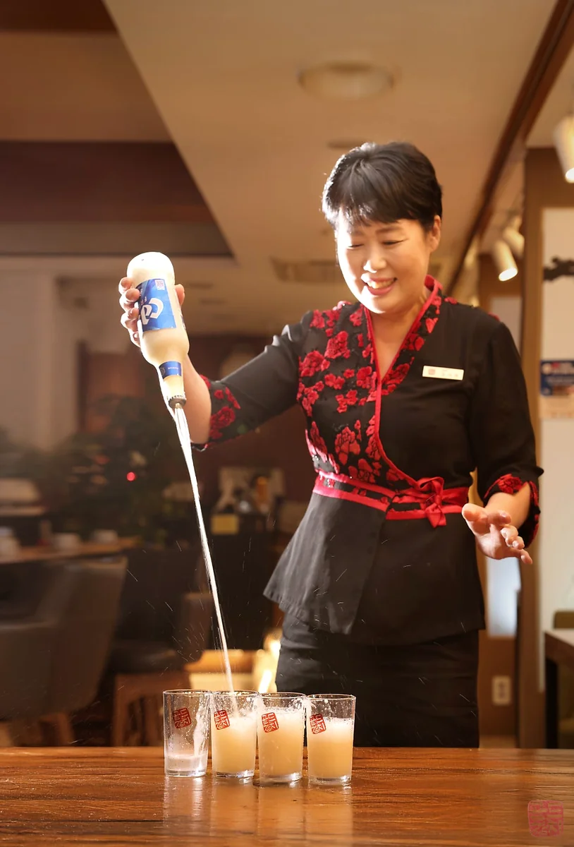 Jamsil Gold Tuna unique service, Somaek Imo staff