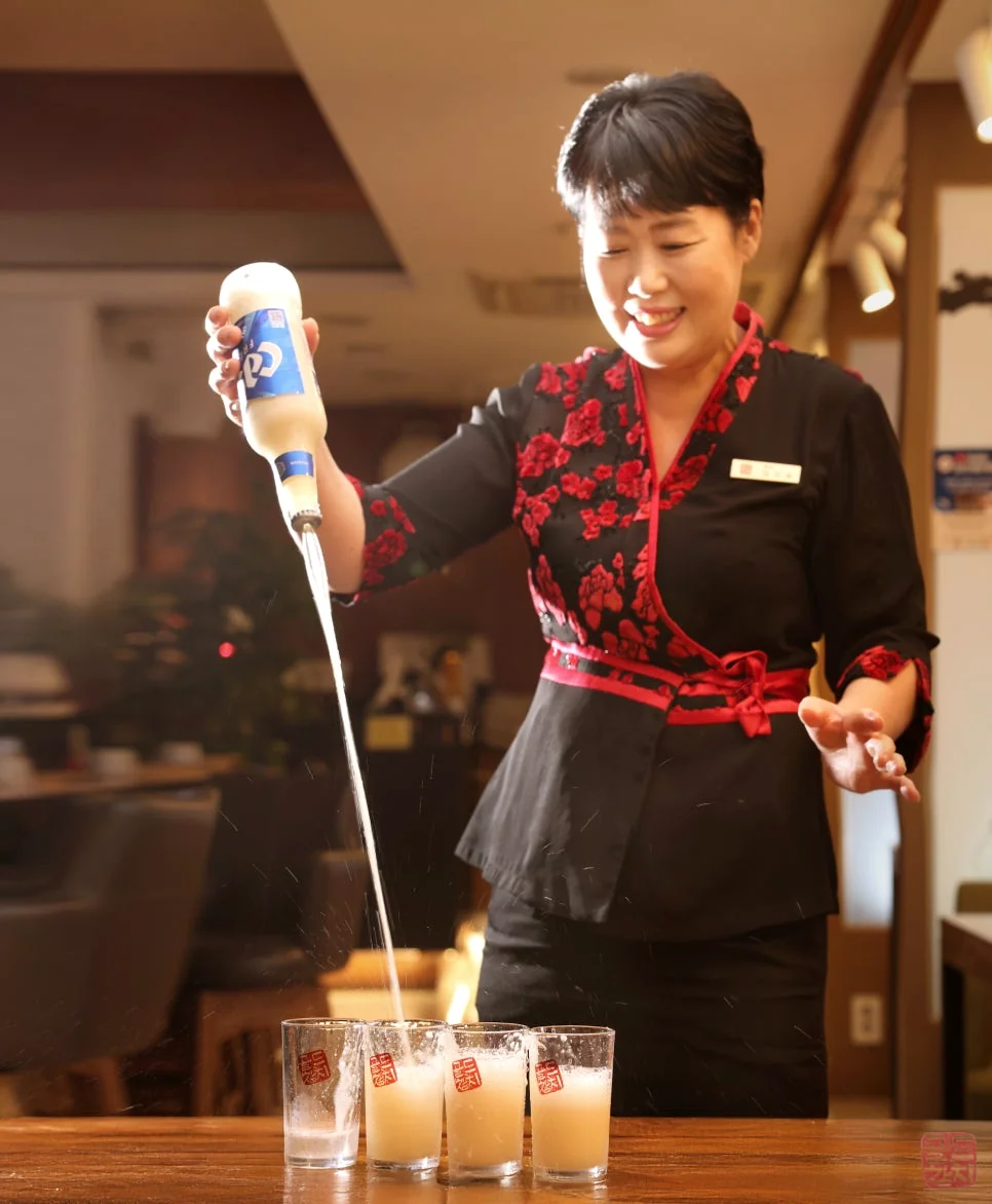 Seoul Gold Tuna 'Somaek Auntie' bomb shot performance, lively dining experience