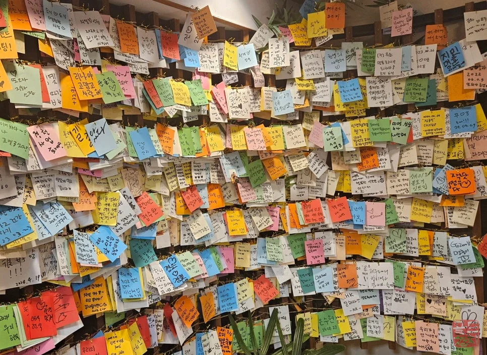 Seoul Gold Tuna customer reviews, thank you notes on wall