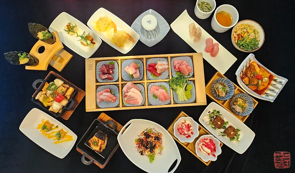 강남 골드참치 매장 내부 소규모 송년회 분위기
