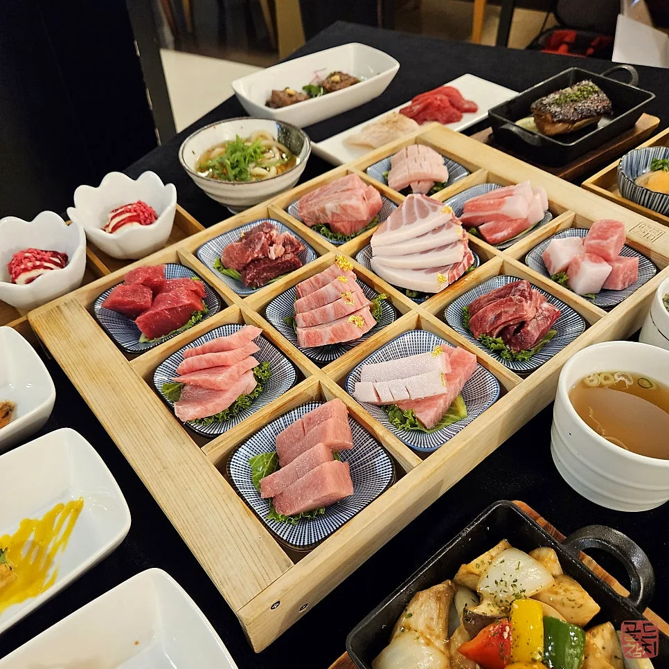 골드참치 깔끔한 테이블 세팅, 모던한 인테리어