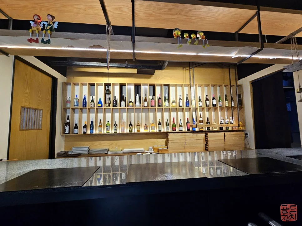 Gold Tuna counter seating, omakase dining atmosphere