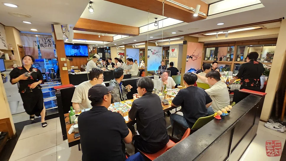 Bangyi-dong Sinsa-dong Gold Tuna hall view, restaurant interior