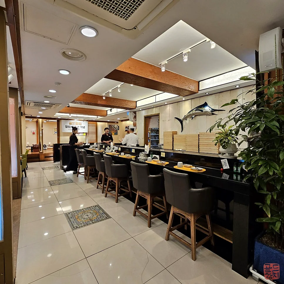 Gold Tuna omakase, luxurious restaurant interior design