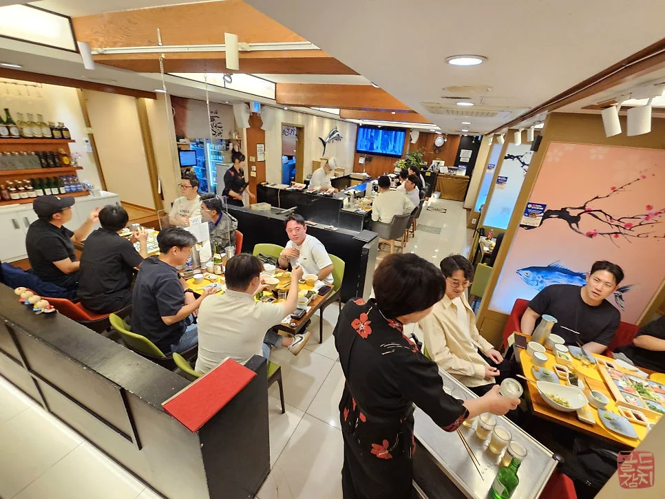 Gold Tuna counter, 4-person, 8-person seating options