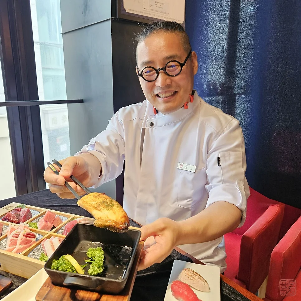Gold Tuna chef, tuna preparation, skilled technique