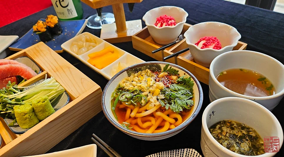 Bangyi-dong Gold Tuna seaweed roll, udon, ice cream dessert