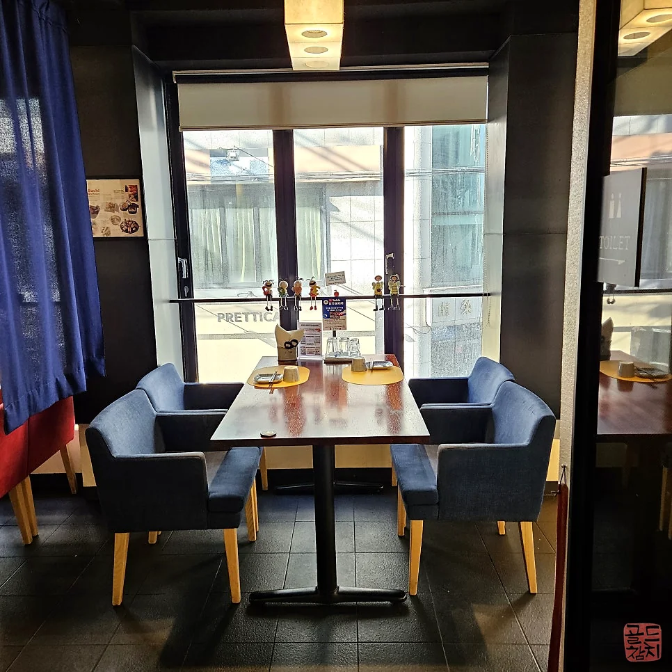 Sinsa-dong Gold Tuna window seat overlooking Garosu-gil, perfect for dates