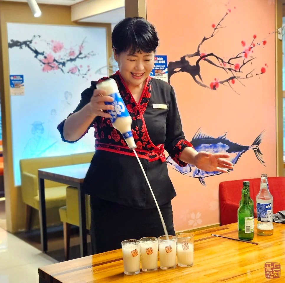 Bangyi-dong Gold Tuna, Somaek Imo (beer-soju mix aunt) performance, lively event