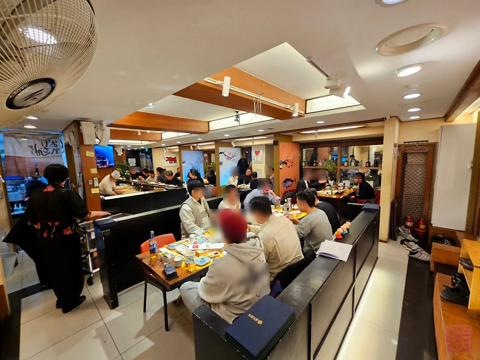 Bangyi-dong Gold Tuna restaurant interior, hall view, dining atmosphere