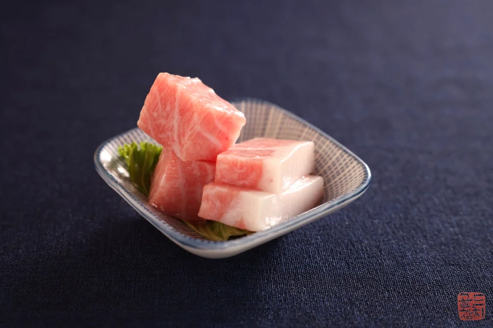 [참치의 본질] 진정한 참치의 가치는 맛보다 먼저 눈부신 빛깔에서 시작됩니다