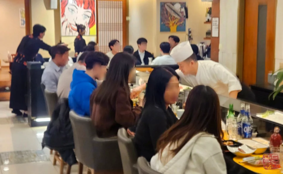 Bangyi-dong Gold Tuna restaurant, counter seating, interior atmosphere