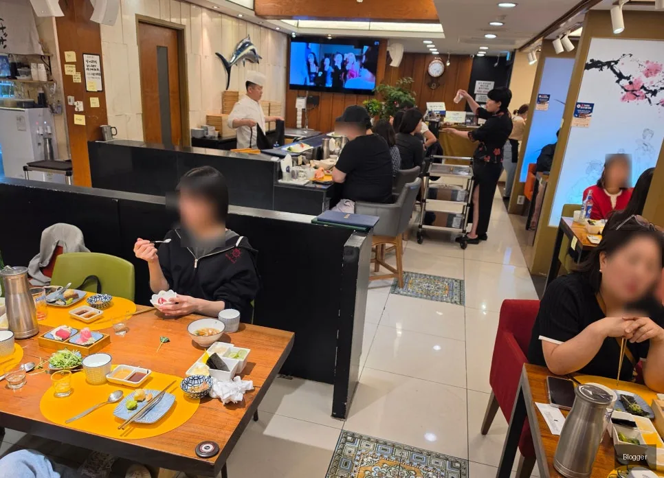 신사동 골드참치 매장 홀 내부 분위기 전경