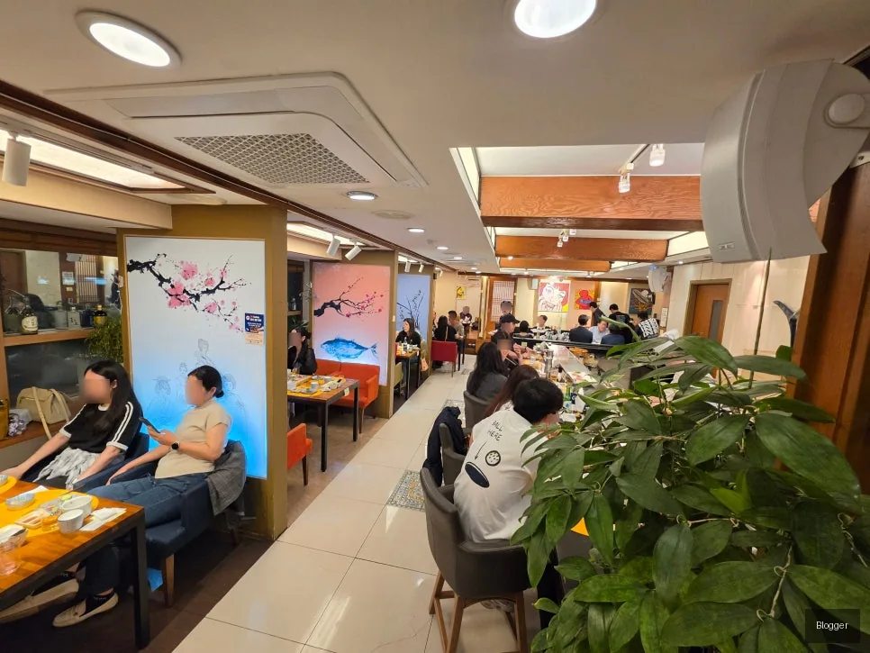 신사동 골드참치 매장 홀 전경 깔끔한 내부