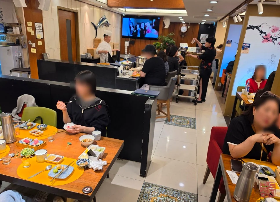 신사동 골드참치 매장 홀 내부 분위기 전경