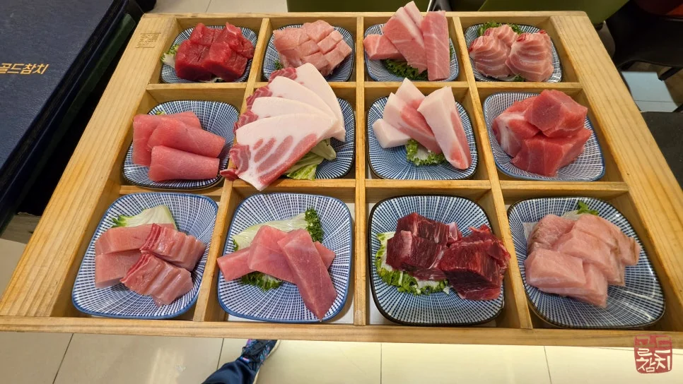 골드참치 참치회 정갈한 플레이팅 편백 트레이