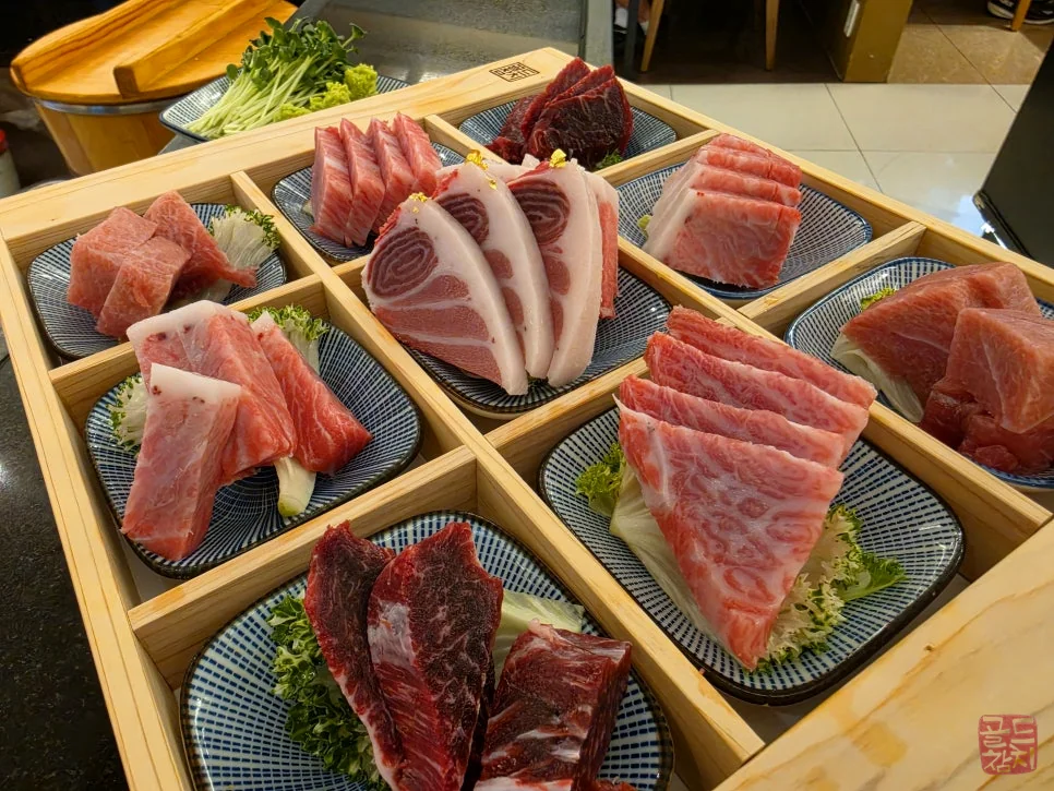 골드참치 깨끗하게 정돈된 참참다랑어 참치회 플레이팅