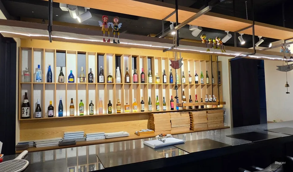 Sinsa-dong Gold Tuna Sinsa branch, counter seating, bar seats