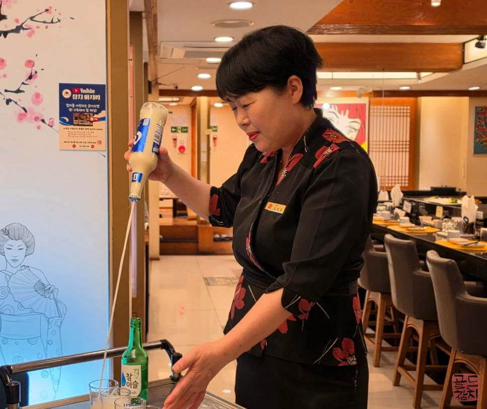Bangyi-dong Gold Tuna manager demonstrating special omakase service, unique experience