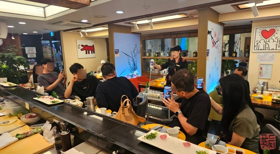 Gold Tuna counter seating, somaek service, enjoyable dining experience