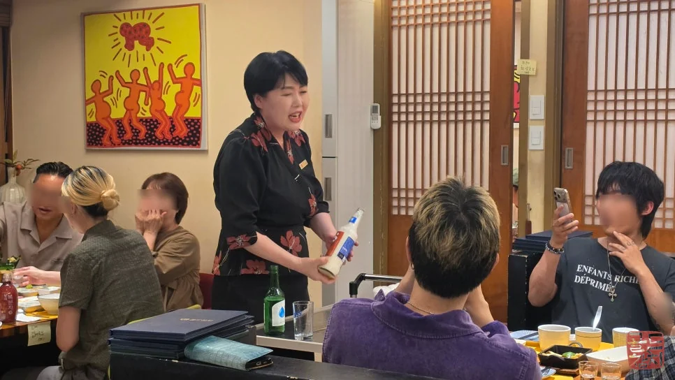 Gold Tuna manager, 'Somaek Auntie', friendly service, Joomakase (sake/beer omakase)