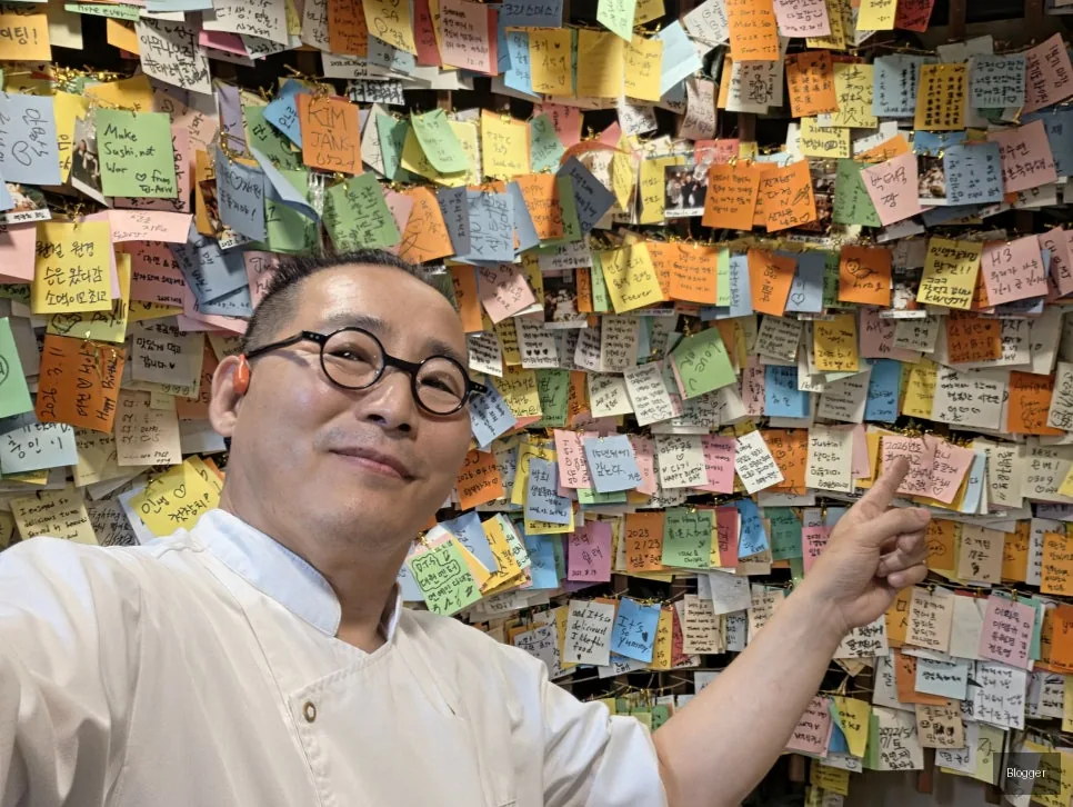 Walls covered with appreciative notes from customers at Goldtuna