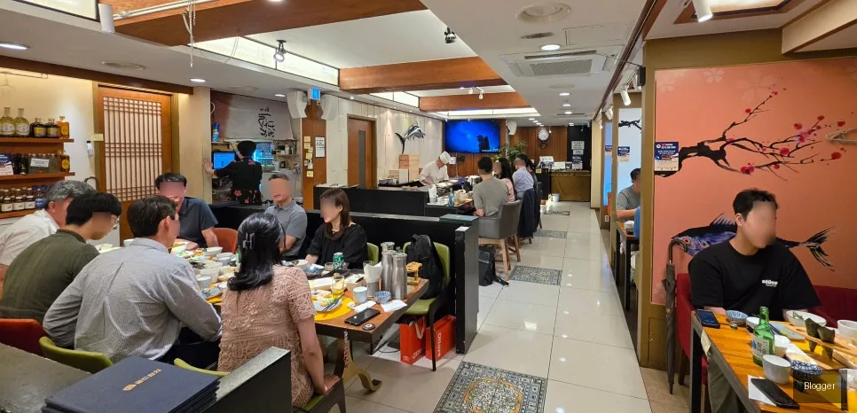 Elegant interior of Goldtuna Bangi-dong, perfect for group dining in Seoul