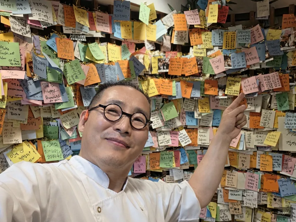 Bangyi-dong Gold Tuna restaurant entrance, customer thank-you reviews wall