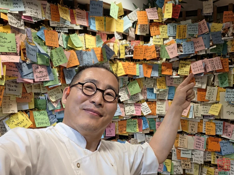Bangyi-dong Gold Tuna restaurant entrance, customer thank-you reviews wall