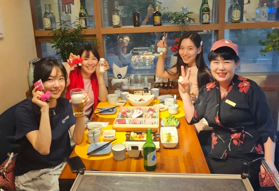 방이동 골드참치 친구 모임 헬로키티 소품과 함께 즐거운 저녁 식사