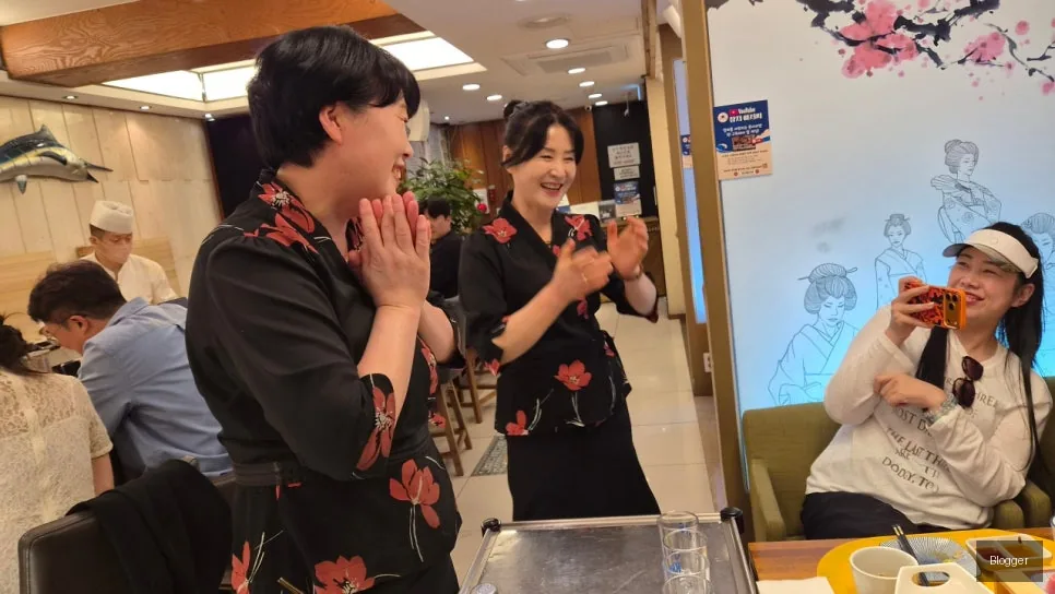 Guest filming the famous 'Somaek Auntie' performance at Goldtuna.
