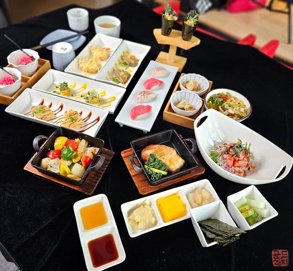 Bangyi-dong Gold Tuna 14-course meal, various side dishes, full spread