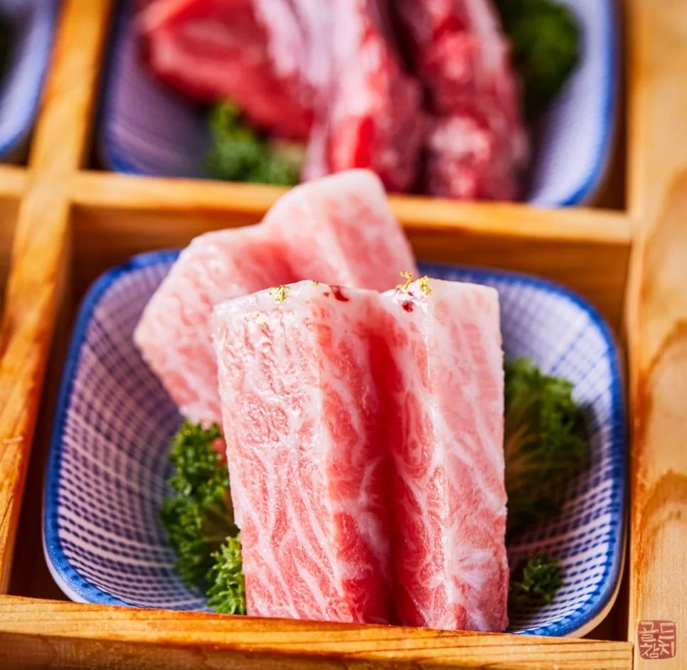 Bangyi-dong Gold Tuna premium bluefin tuna belly sashimi, Honmaguro otoro
