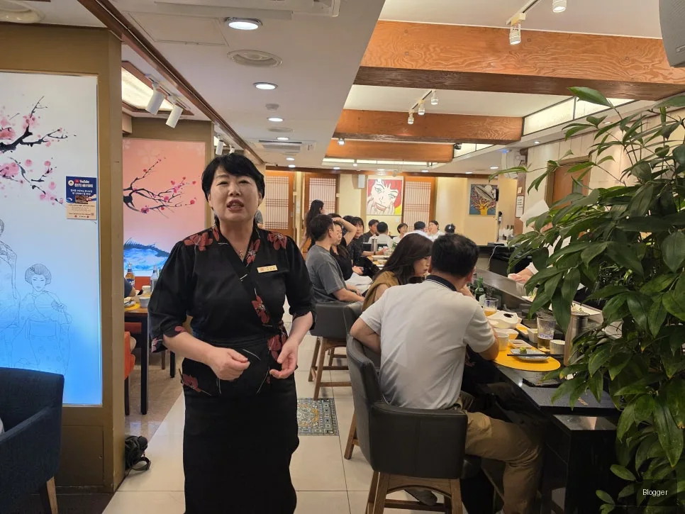 Bangyi-dong Gold Tuna restaurant manager SOMAECIMO, interior hall view, atmosphere