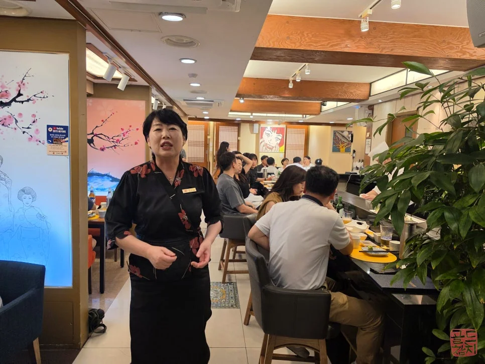 Bangyi-dong Gold Tuna restaurant manager SOMAECIMO, interior hall view, atmosphere