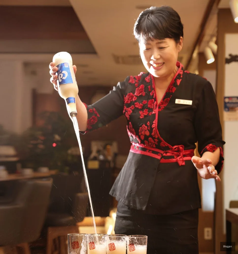 Bangyi-dong Gold Tuna restaurant, lively evening atmosphere, famous manager