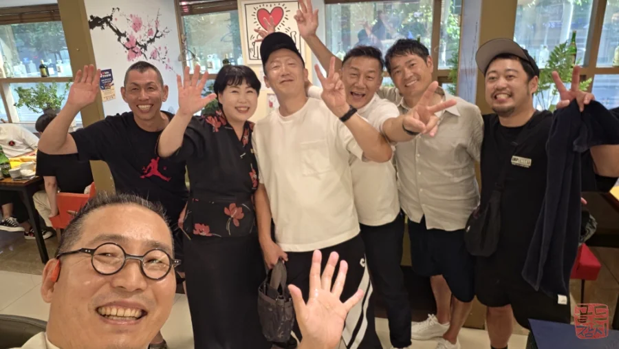 Bangyi-dong Gold Tuna, Japanese tourist group, post-meal commemorative photo, customer review