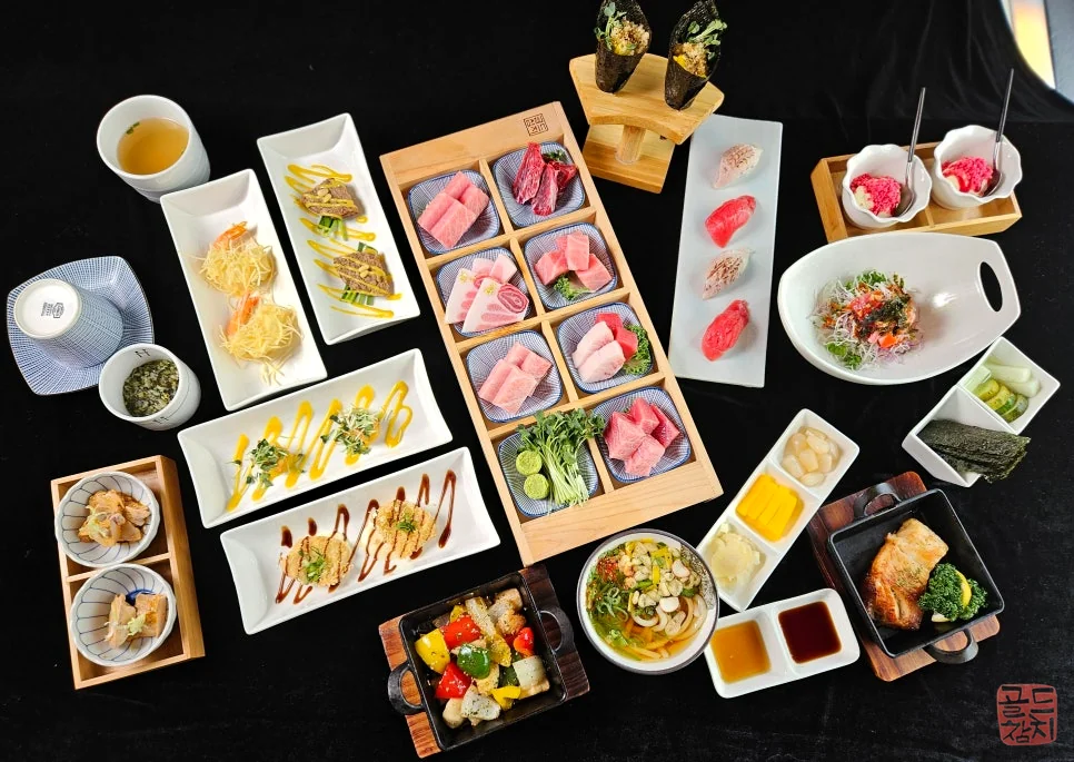 Bangyi-dong Gold Tuna dinner full course, premium tuna sashimi, various side dishes