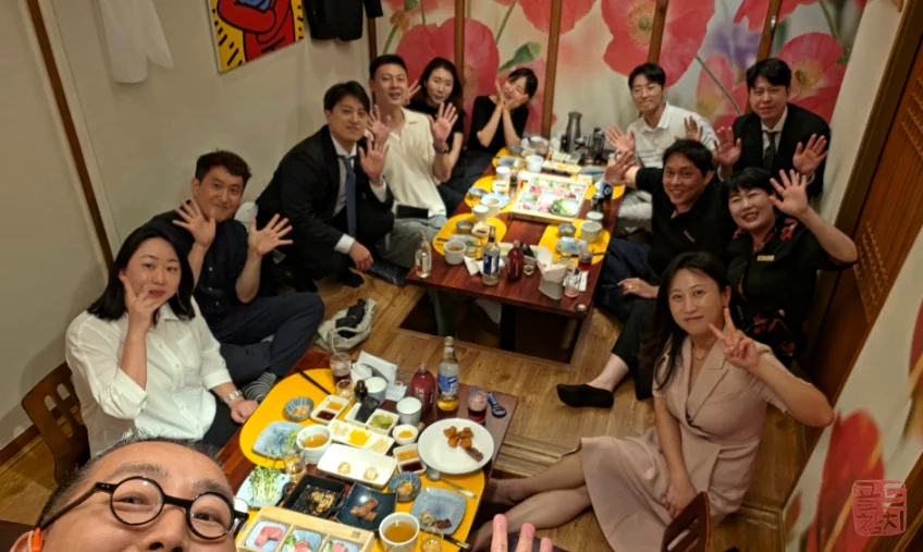 Bangyi-dong Gold Tuna company dinner group photo, staff and customers