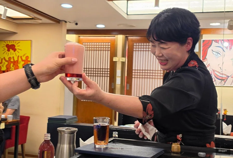 Bangyi-dong Gold Tuna manager, friendly service, cheerful friends gathering atmosphere