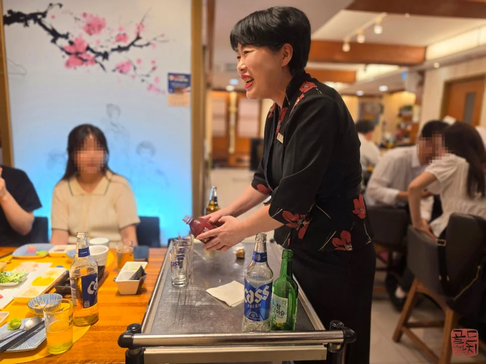 Somaek-imo demonstrating Bokbuchino Jumakase at Goldtuna Bangi-dong