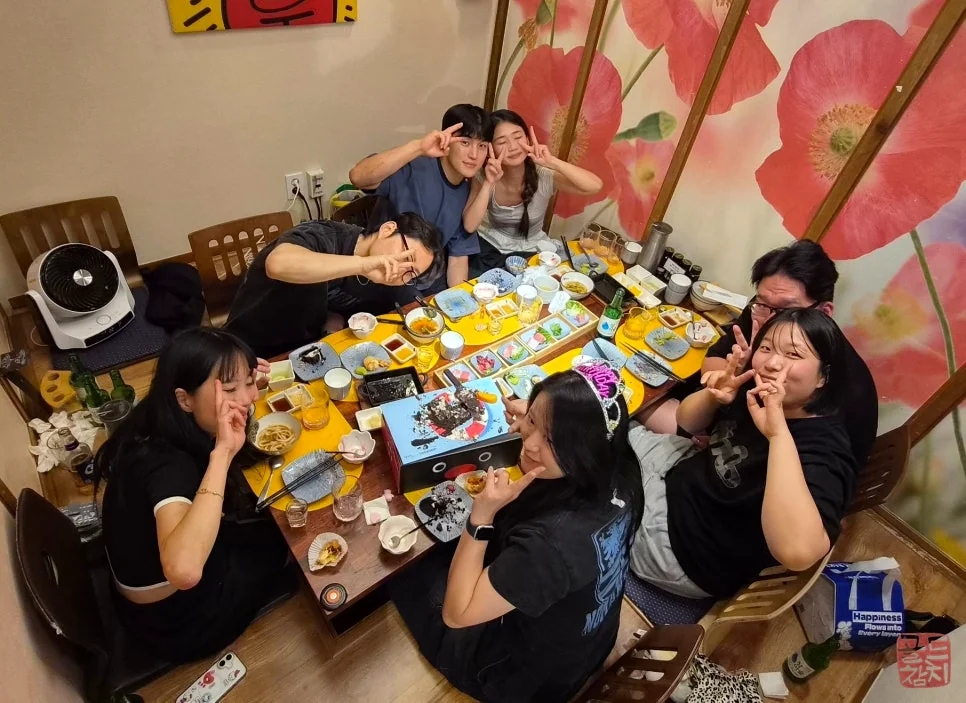 Bangyi-dong Gold Tuna friends birthday party, group photo, special occasion
