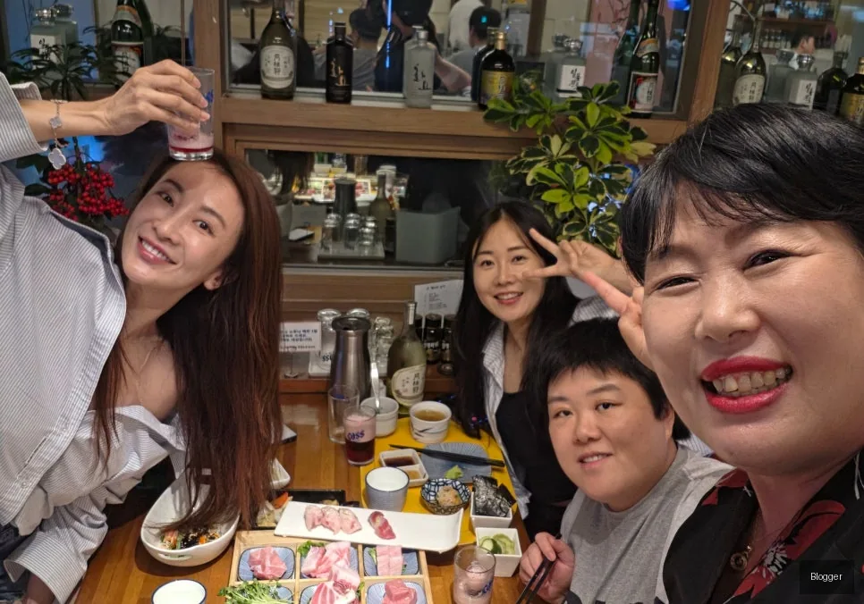 Bangyi-dong Gold Tuna, YouTuber Nana, Somaek Imo, commemorative photo
