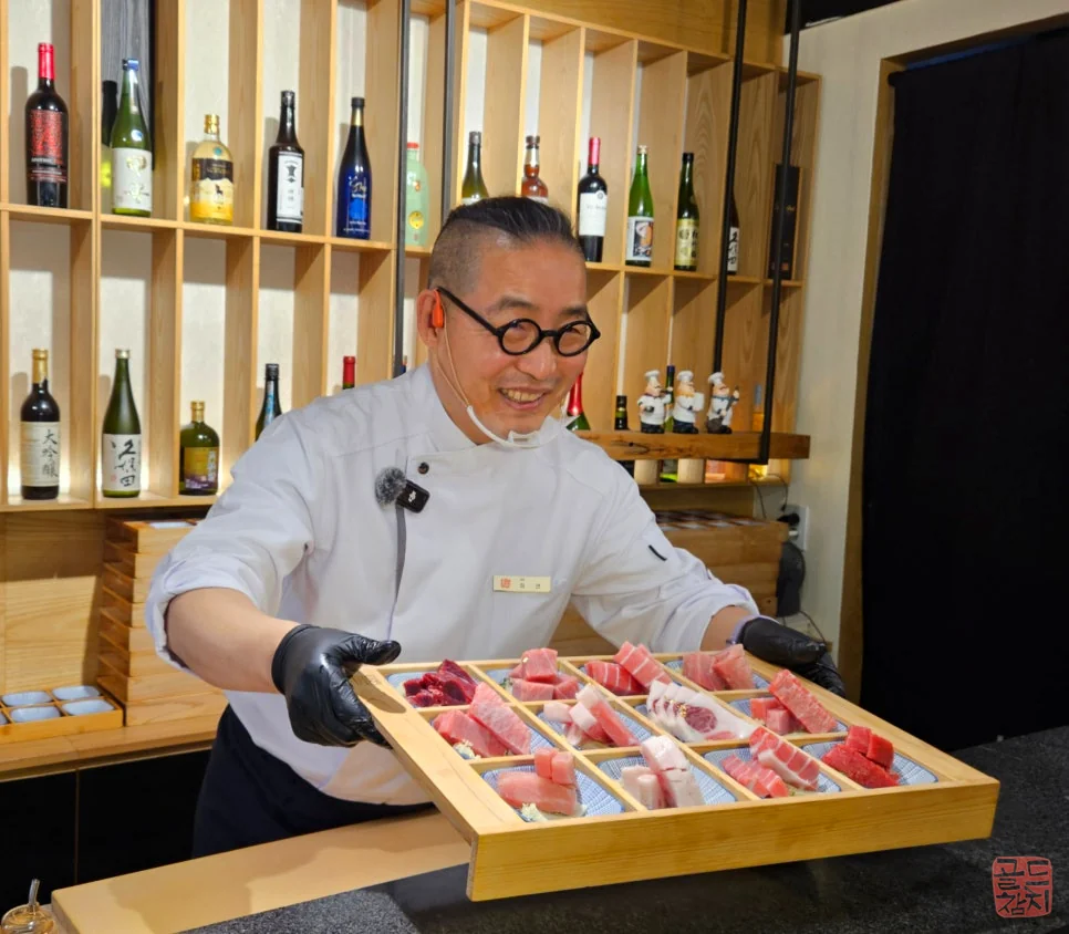 Goldtuna Sinsa (신사) branch tuna sashimi omakase service with a chef's smile